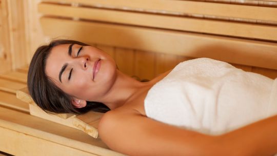 Czy sauna pomaga schudnąć? Fakty i mity o spalaniu kalorii w wysokiej temperaturze