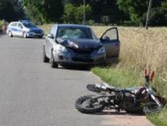 10-LATEK NA MOTOCYKLU CROSSOWYM ZDERZYŁ SIĘ Z OSOBÓWKĄ*