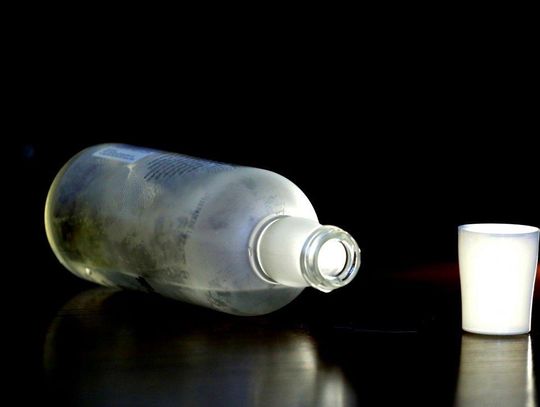 3-letnia dziewczynka płakała na balkonie – okazało się, że jest pod opieką pijanych rodziców