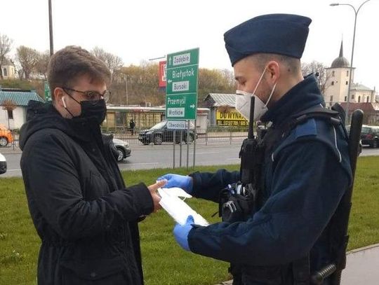 Akcja rozdawania maseczek w komunikacji miejskiej