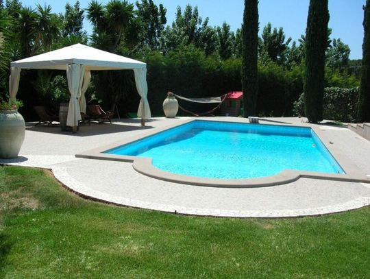 Basen poliestrowy czy naziemny? Wybieramy basen do ogrodu