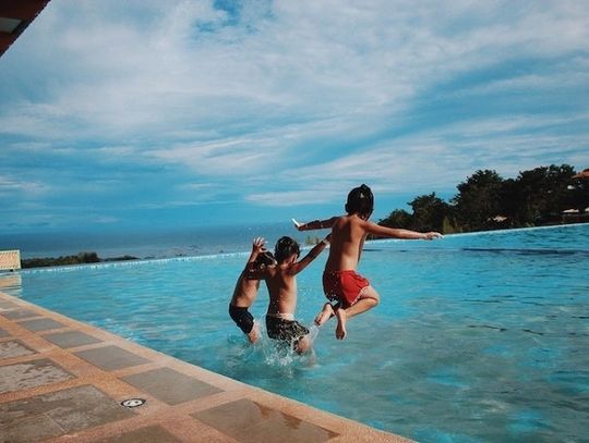 Basen poliestrowy - gotowe baseny do Twojego ogrodu.