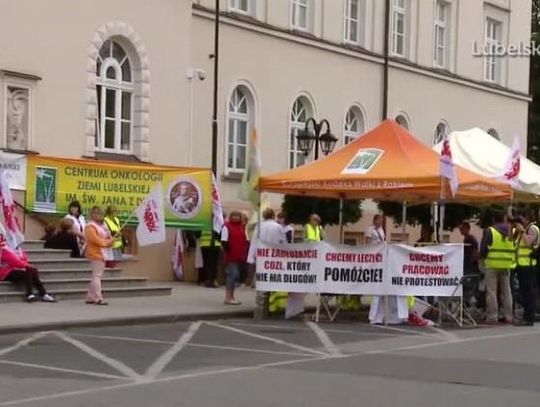 Białe miasteczko stanęło pod Urzędem Marszałkowskim. Związkowcy z COZL dalej prostestują