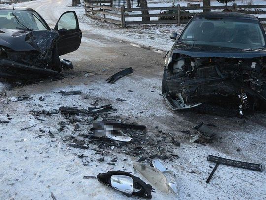 Czołowe zderzenie golfa i peugeota