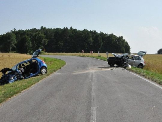 Czołowe zderzenie Toyoty i Golfa w miejscowości Teresin
