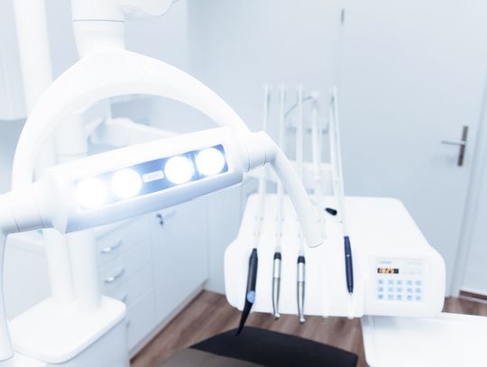 Czy warto zdecydować się na wybielanie zębów u dentysty? 