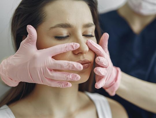 Czym jest kwas hialuronowy i co wypełnianie kwasem oznacza dla twojej skóry?