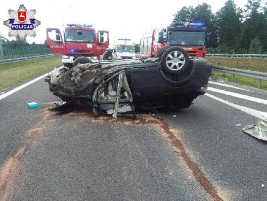 Dachowanie w Puławach. Auto spłonęło