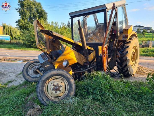 DZIERZKOWICE: TRAKTOR PRAWIE ROZPADŁ SIĘ NA PÓŁ PO ZDERZENIU Z OSOBÓWKĄ