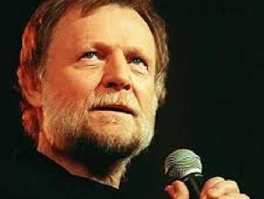 DZIŚ, piątek, 21 sierpnia, 12.00, Plac Łokietka 1, balkon Ratusza, miejski trębacz odegra utwór „Kochać" Piotra Szczepanika*