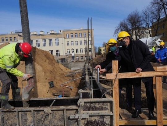 Fundamenty sali przy I LO z wmurowaną kapsułą czasu