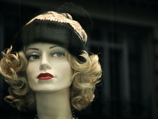 Głowa manekina – przyciągnij wzrok przechodniów nietuzinkową aranżacją!