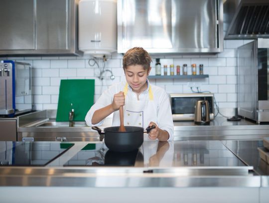 Jak dobrać sprzęt gastronomiczny do lokalu o dużym natężeniu zamówień?