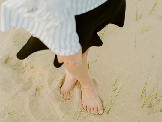 Jak stylizować czarną spódnicę? Od formalnych stylizacji po casualowy look