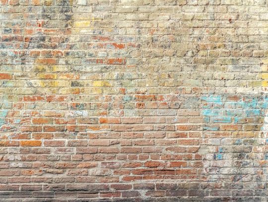 Jak szybkie i bezpieczne usuwanie graffiti chroni elewację i budżet?