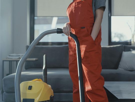 Jak wybrać firmę sprzątającą dla wspólnoty w Lublinie: checklista zarządcy + zapisy w umowie, które ratują budżet