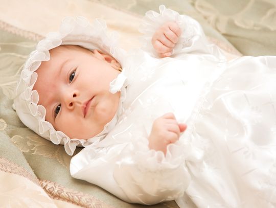 Jak wybrać najlepszy strój do chrztu dla dziewczynki? 