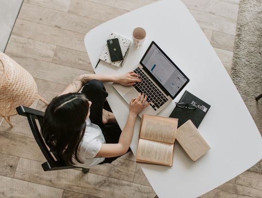 Jakie nowoczesne metody nauczania języka angielskiego online stosuje Languagebusiness?