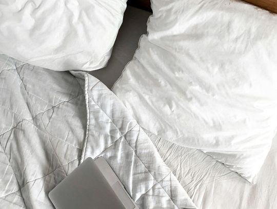 Kołdra obciążeniowa – skuteczny sposób na lepszy sen i spokojniejszy umysł?