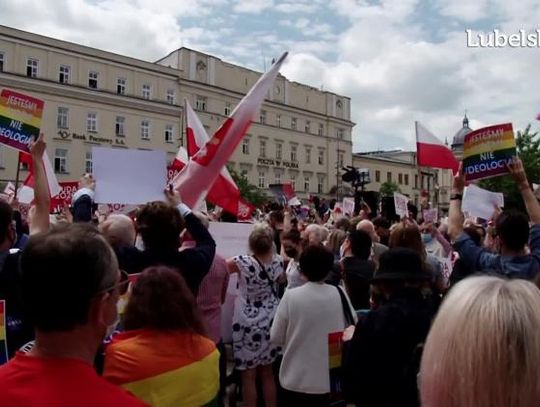 Kontrmanifestacja środowiska LGBT na wiecu wyborczym Andrzeja Dudy. 15.06.2020 Lublin, Plac Litewski.