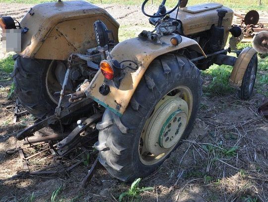 Mężczyzna wpadł pod koło ciągnika, które go przejechało