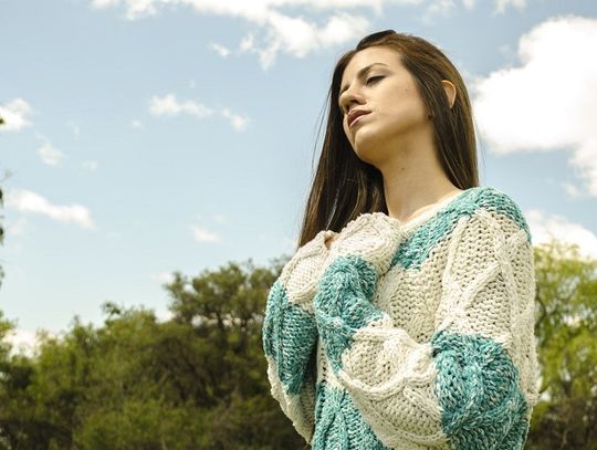 Miło, przytulnie i stylowo - swetry na każdą okazję