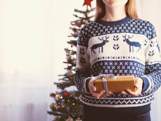 Modne koszulki świąteczne damskie - jak wyróżnić się w sezonie?