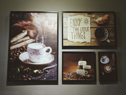 Multirama czarna – stylowy sposób na upiększenie wnętrza