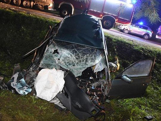 Na łuku drogi uderzył w zaparkowane auto. W organizmie miał niemal 2 promile alkohol