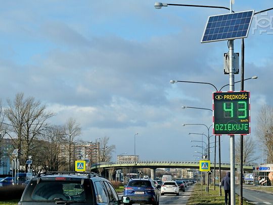 Na przejściach dla pieszych zamontowano wyświetlacze prędkości i powstały azyle