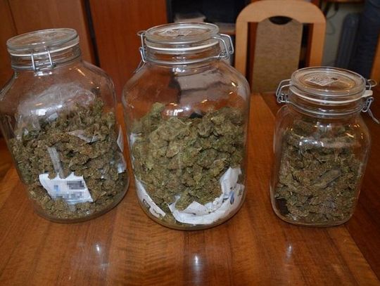 Narkotyki i broń znalezione w mieszkaniu 35-latka