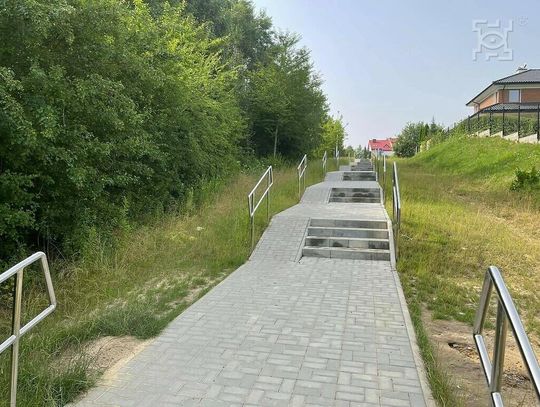 Nowe chodniki, pochylnie i schody w dzielnicy Szerokie