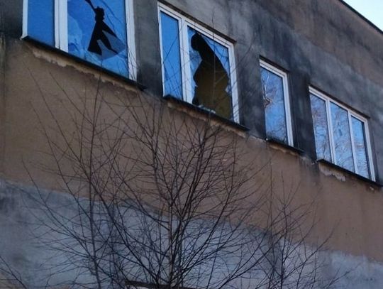 Odpowie za wybicie ponad dwudziestu szyb oraz kradzież