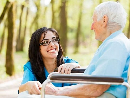 Opieka osób starszych – jak znaleźć pracę jako opiekunka w Niemczech?