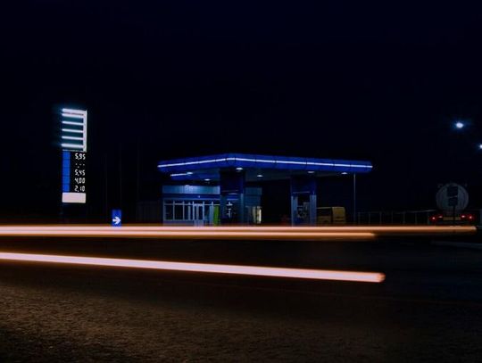  Oznakowanie stacji paliw - stacja paliw widoczna z daleka