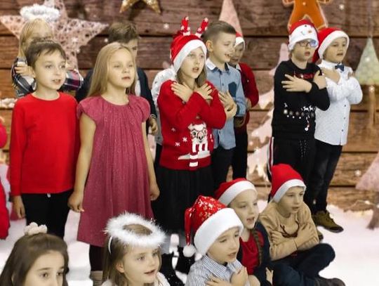 Pastorałki w wykonaniu dzieci z Dwujęzycznej Szkoły Podstawowej Europejczyk - częsc 1