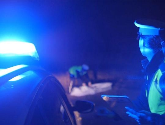 Pijany kierowca uderzył w przepust i dachował. W samochodzie znajdowało się 2-letnie dziecko