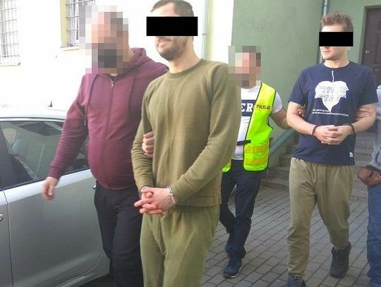 Podawali się za policjantów, usłyszeli zarzuty