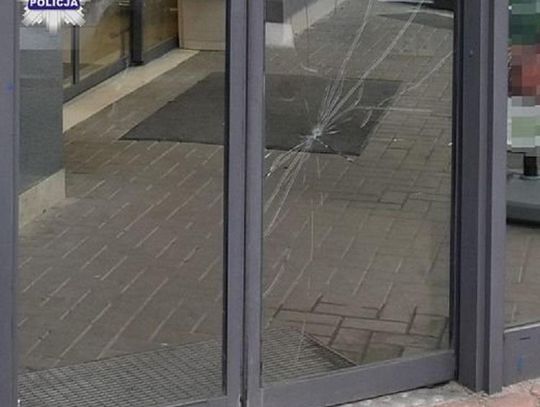Policja informuje. Biała Podl.: Uciekając ze sklepu rozbił szybę oraz zgubił buta i telefon komórkowy