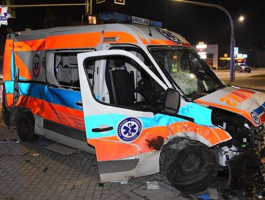 Policja informuje. Biłgoraj: Wypadek z udziałem karetki pogotowia *