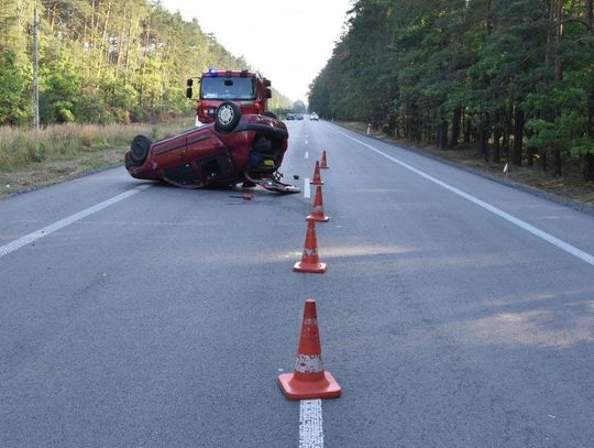 Policja informuje. Janów Lubelski: Dachowanie samochodu. Jedna osoba została ranna