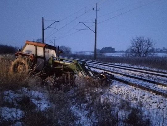 Policja informuje: Kolizja ciągnika rolniczego z pociągiem