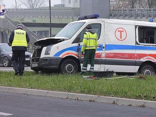 Policja informuje. Lublin: Karetką wjechał w autobus - bez prawa jazdy!
