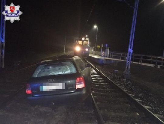 Policja informuje. Puławy: Spał w samochodzie na przejeździe kolejowym