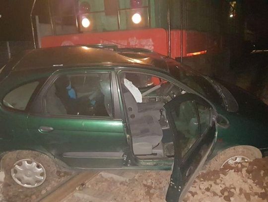 Policja informuje. Puławy: Zignorowała znak STOP i wjechała pod pociąg *