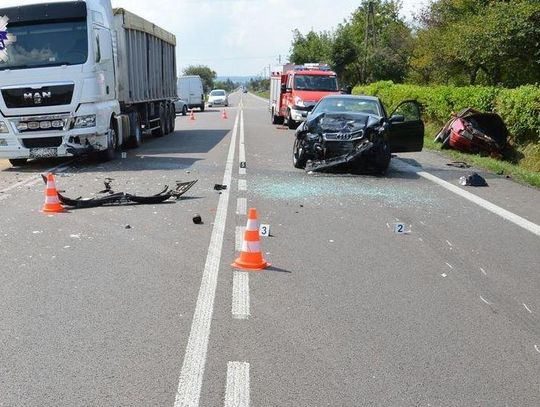 Policja informuje. ZAMOŚĆ: ZDERZENIE POJAZDÓW NA DK-74