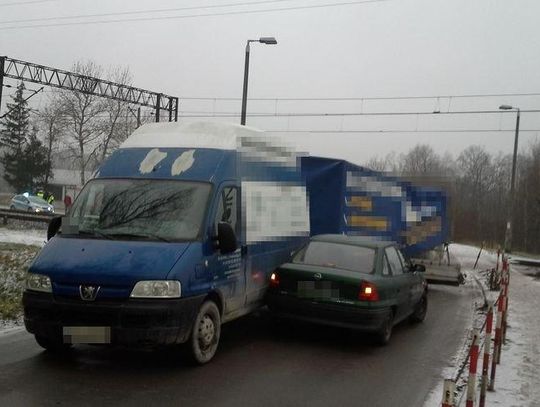 Policja: Na szczęście nikt nie ucierpiał po zderzeniu auta z pociągiem