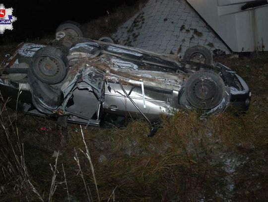 Policja ostrzega. Krasnystaw: Osobowy ford spadł z mostu. Pasażerka została ranna, a kierowca uciekł (uakt.)