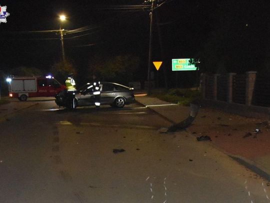 Policja ostrzega. Łuków: Nietrzeźwy i bez prawa jazdy, po uderzeniu w płot wypadł z auta *