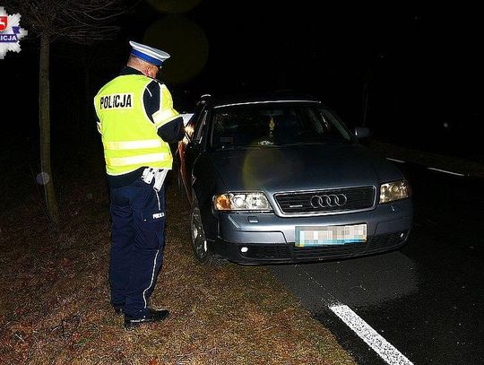 Policja ostrzega. Łuków: Poruszał się bez odblasków. Potrącony przez samochód zmarł na miejscu wypadku